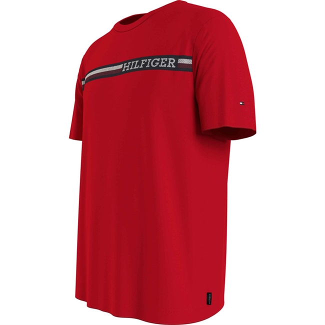 Lækker rød logo t-shirt i regular fra Tommy Hilfiger.