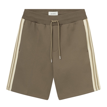 Smarte brune shorts fra Les Deux med striber ned langs benene.