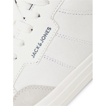 ack & Jones\' hvide sneakers med mørkeblå detaljer omkring høl kappen.