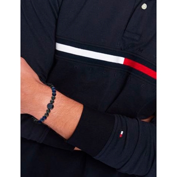 Elastisk armbånd i blå og sorte perler fra Tommy Hilfiger.