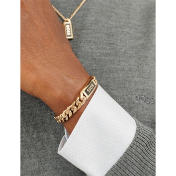 Stilfuldt armbånd i guldtone med logo fra BOSS.