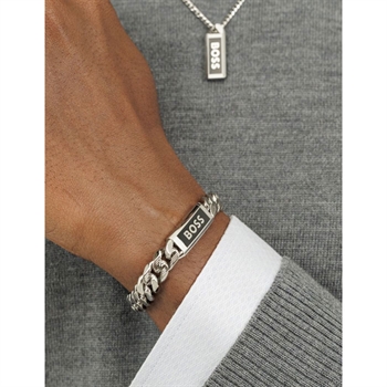 Stilfuldt armbånd i sølvtone med logo fra BOSS