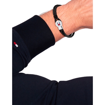 Lækkert læder armbånd i sort med stål lukning fra Tommy Hilfiger