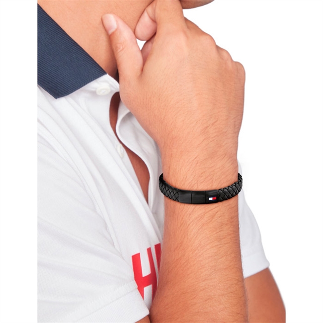 Lækkert læder armbånd i sort med magnetlås af stål fra Tommy Hilfiger