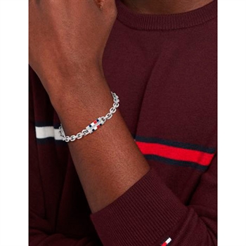 Moderne sølvtonet armbånd fra Tommy Hilfiger med logo og signaturstriber
