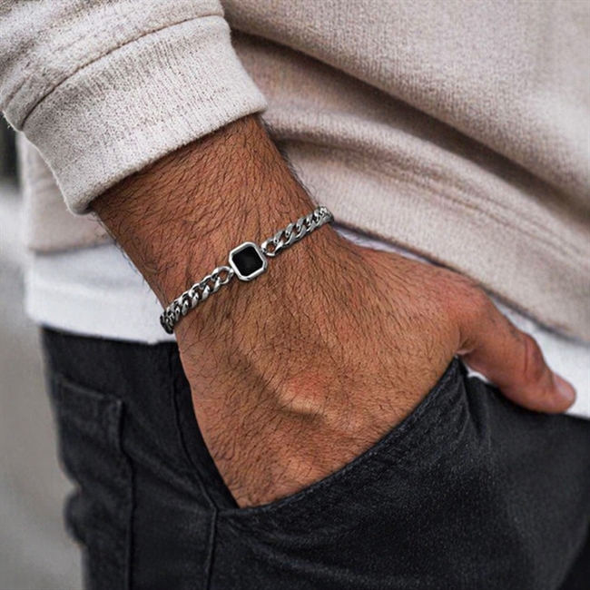 Sølvfarvet Armbånd med Sort Vedhæng