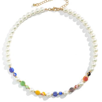 Perlehalskæde med flerfarvede perler