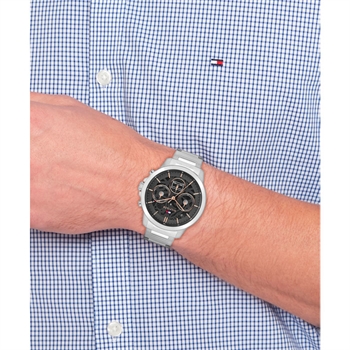 Lækkert sølvtonet quartz ur fra Tommy Hilfiger med sort skive