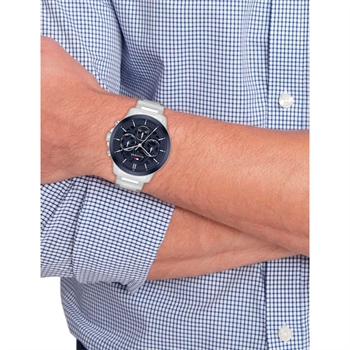 Lækkert sølvfarvet quartz ur fra Tommy Hilfiger med navy skive