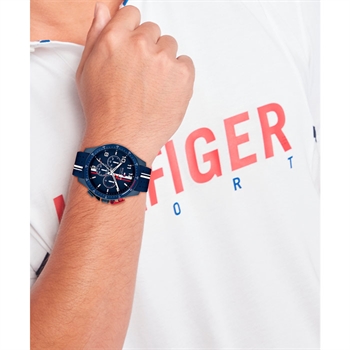 Lækkert navy ur med røde og hvide detaljer fra Tommy Hilfiger