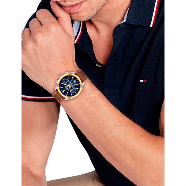 Lækkert two-tone herreur fra Tommy Hilfiger med navy skive og brun lædderrem