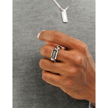 Flot flettet ring med logo fra BOSS i sølvtone.