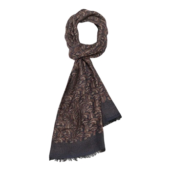 Stilfuldt tørklæde i blåt og brunt mønster fra Sand Copenhagen