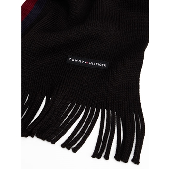 Stilrent sort tørklæde fra Tommy Hilfiger med brandets ikoniske striber