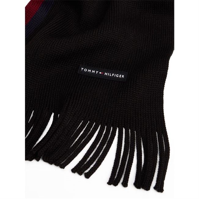 Stilrent sort tørklæde fra Tommy Hilfiger med brandets ikoniske striber