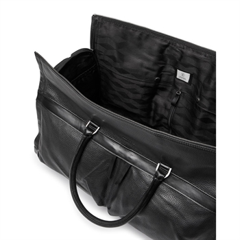 Lækker Sort Weekendtaske med indbygget dragtpose fra saddler