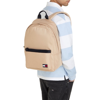 Smart sand farvet rygsæk fra Tommy Hilfiger.