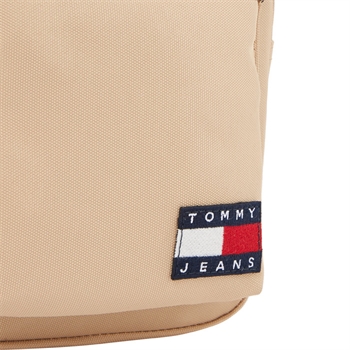 Smart lille reporter taske fra Tommy Hilfiger i sand farve.
