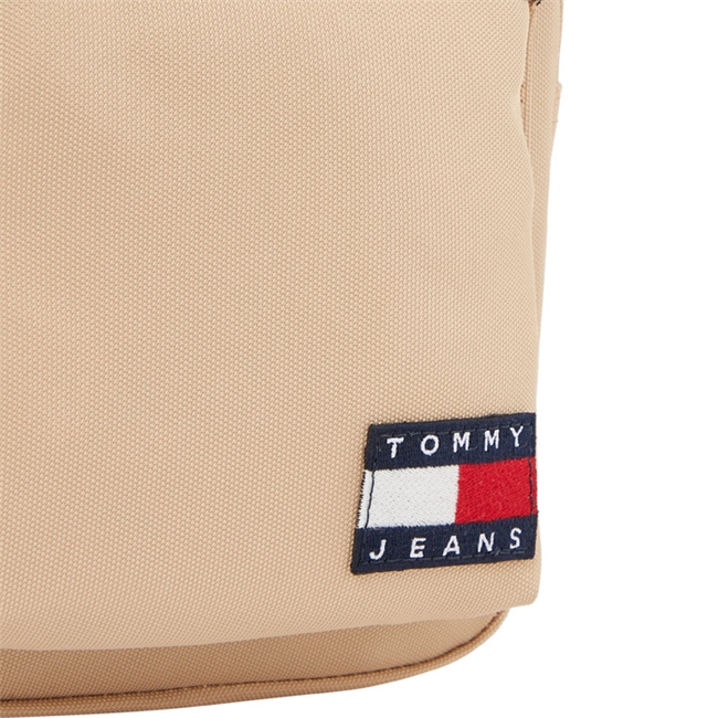 Smart lille reporter taske fra Tommy Hilfiger i sand farve.