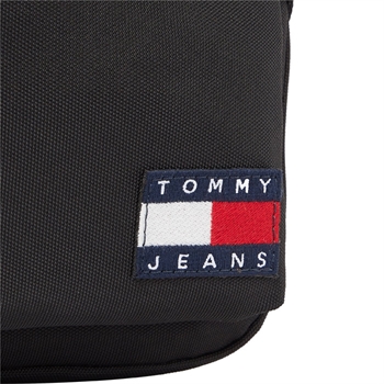 Smart lille sort crossover taske fra Tommy Hilfiger.