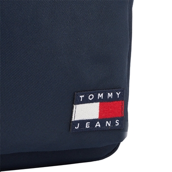 Smart lille crossover taske fra Tommy Hilfiger i blå.