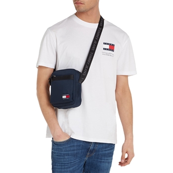 Smart lille crossover taske fra Tommy Hilfiger i blå.