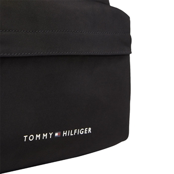 Smart sort crossover taske fra Tommy Hilfiger.