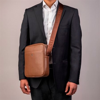Smart skulder- reportertaske fra Festina i camel brun.