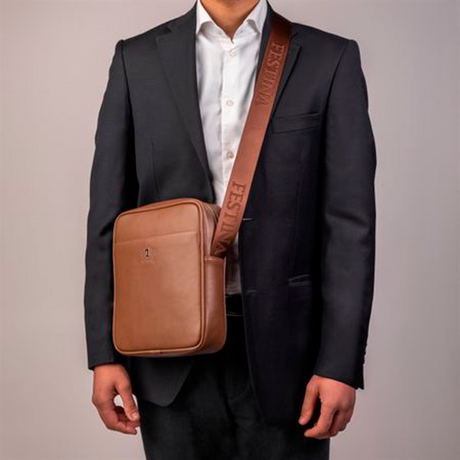 Smart skulder- reportertaske fra Festina i camel brun.
