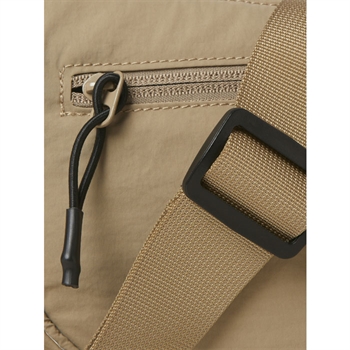 Klassisk og moderne bæltetaske i sand farve fra Jack & Jones