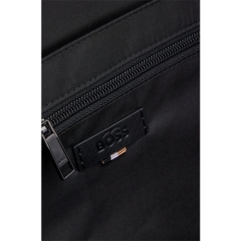 Moderne sort rygsæk med mønster fra BOSS