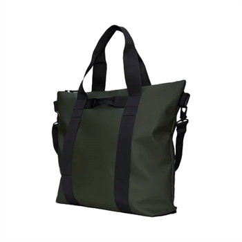 Lækker vandtæt tote bag i grøn fra RAINS