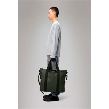 Lækker vandtæt tote bag i grøn fra RAINS