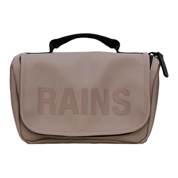 Lækker vandtæt toilettaske i brun med logo fra RAINS