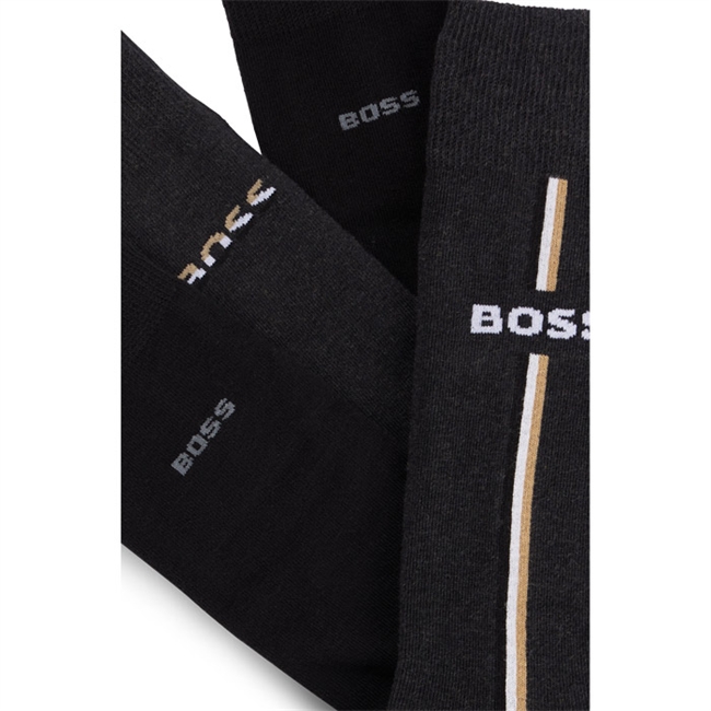 Gaveæske med 4 par BOSS Strømper i sort med logo detaljer.