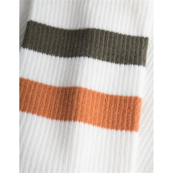 Lækre hvide tennis sokker fra Les Deux med striber i rust og army farve.