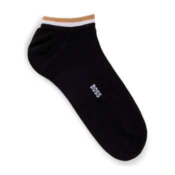 2-pak sorte ankel sokker fra BOSS med logo og detaljer