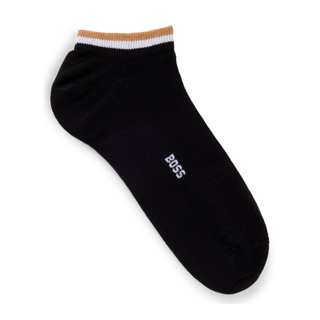 2-pak sorte ankel sokker fra BOSS med logo og detaljer