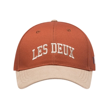 Rustfarvet cap med sandfarvede detaljer fra Les Deux.