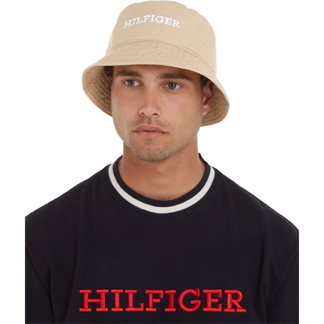 Lækker sommerlig bøllehat i sandfarve fra Tommy Hilfiger.