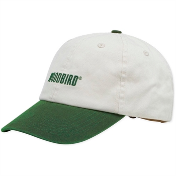 Smart cap i farverne hvid og grøn med lille logo fra Woodbird.