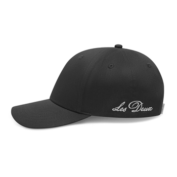 Moderne sort baseball cap fra Les Deux med broderet kursiv skrift på siden