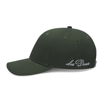 Moderne mørke grøn baseball cap fra Les Deux med broderet kursiv skrift på siden