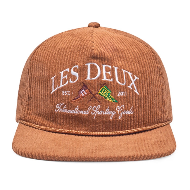 Moderne brun cap fra Les Deux med college inspireret brodering i fronten