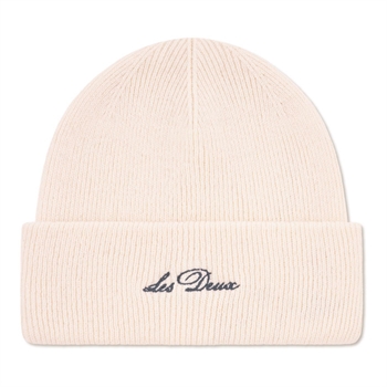 Pæn beanie i sand farve fra Les Deux med broderet logo i fronten