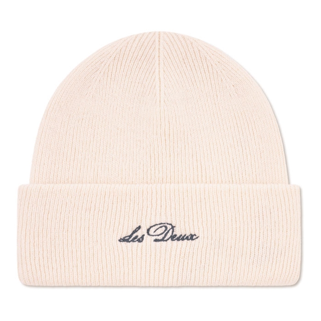 Pæn beanie i sand farve fra Les Deux med broderet logo i fronten