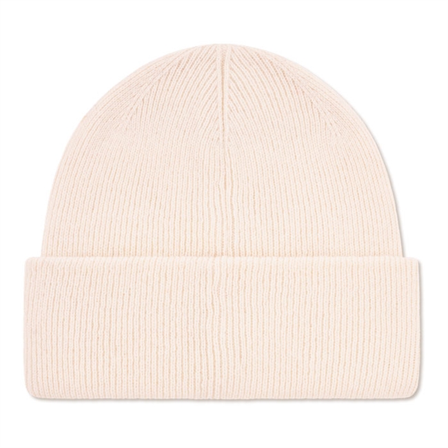 Pæn beanie i sand farve fra Les Deux med broderet logo i fronten