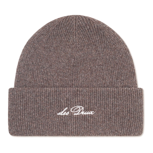 Pæn grå beanie fra Les Deux med broderet logo i fronten