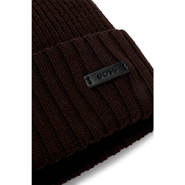 Lækker mørkebrun hue med logo fra BOSS