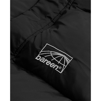 Lækker og behagelig puffer jakke i sort med logo på fronten fra Bareen